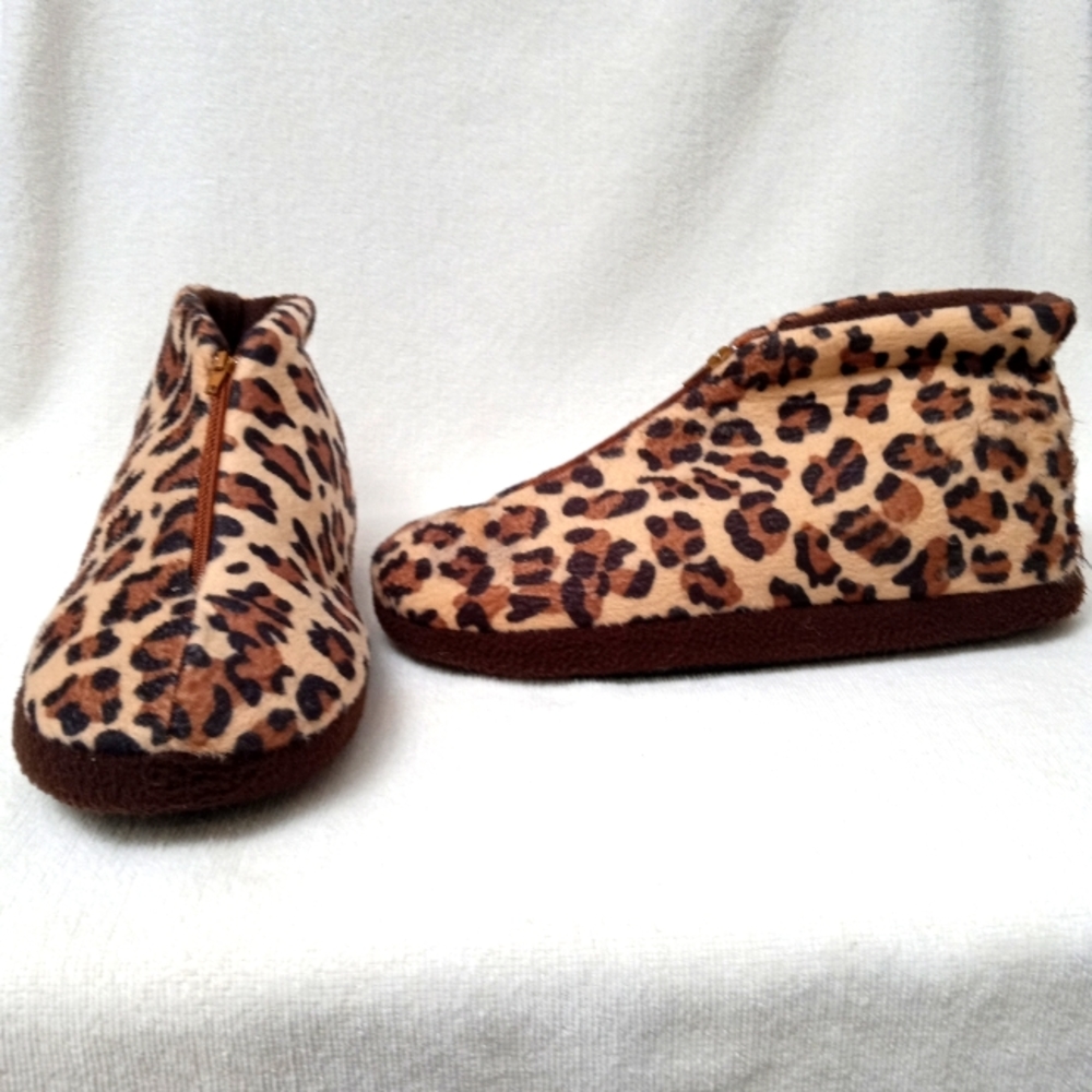 Leopard pattern front zip up house slipper.